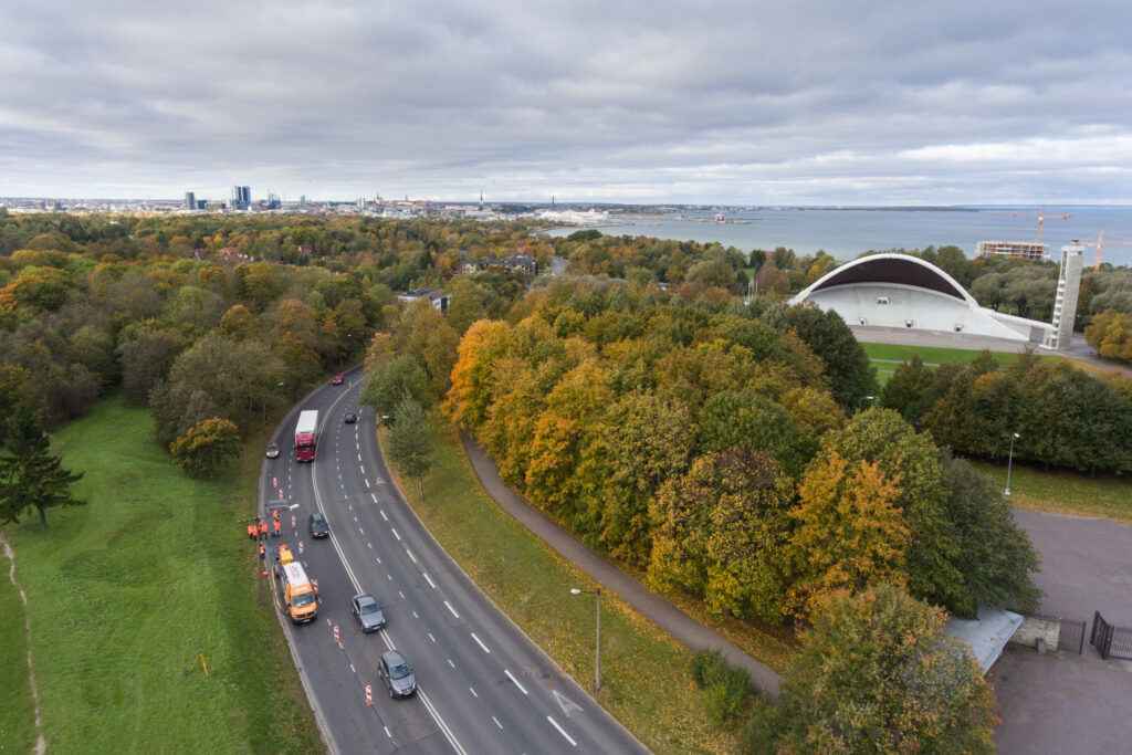 Остановка оседания дорожного покрытия на возвышении Таллиннского поля песни, заполнение полос и стабилизация грунта