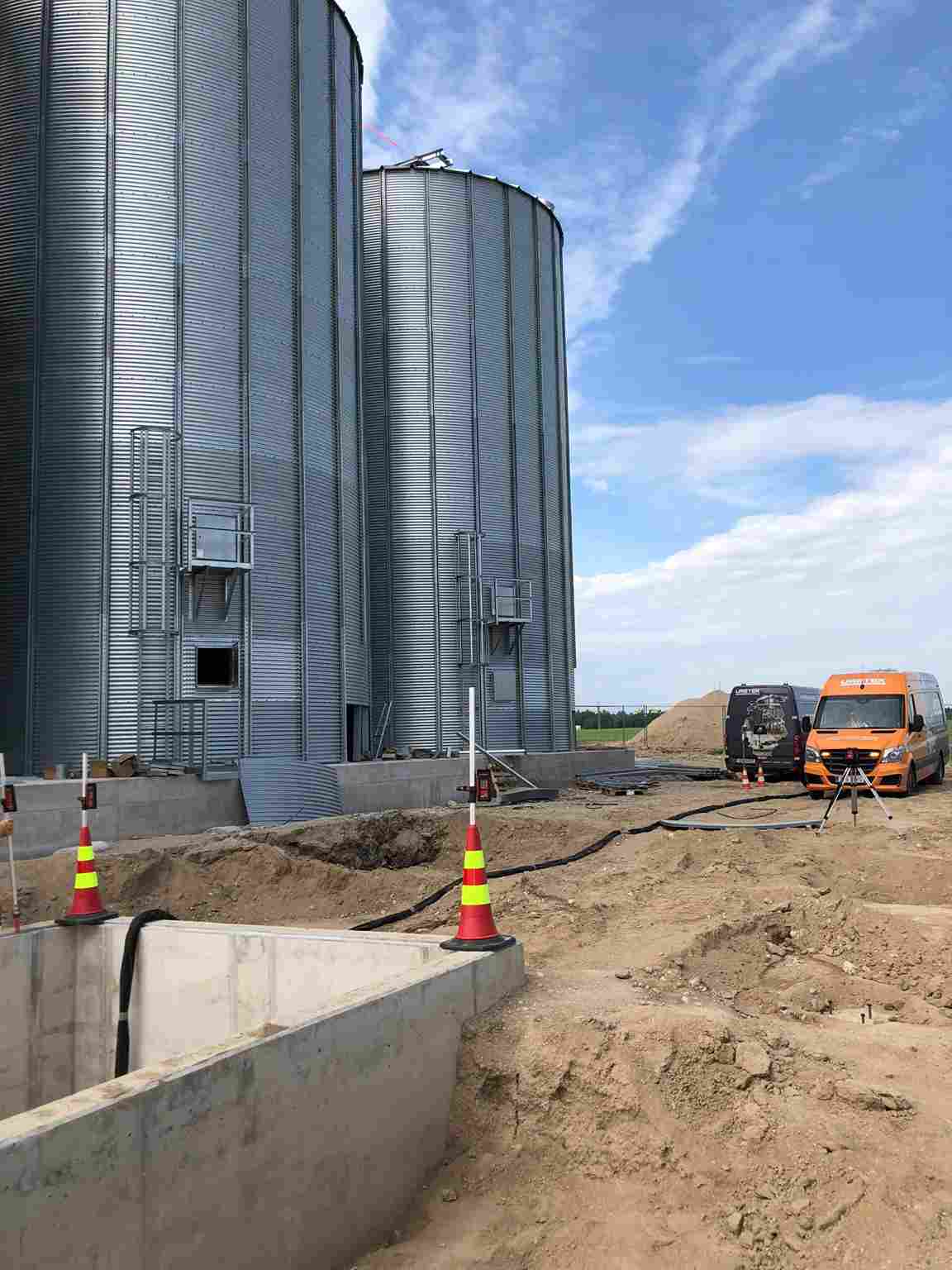 Подъем бетонных плит и уплотнение грунта на хранилище силосов Vao Agro